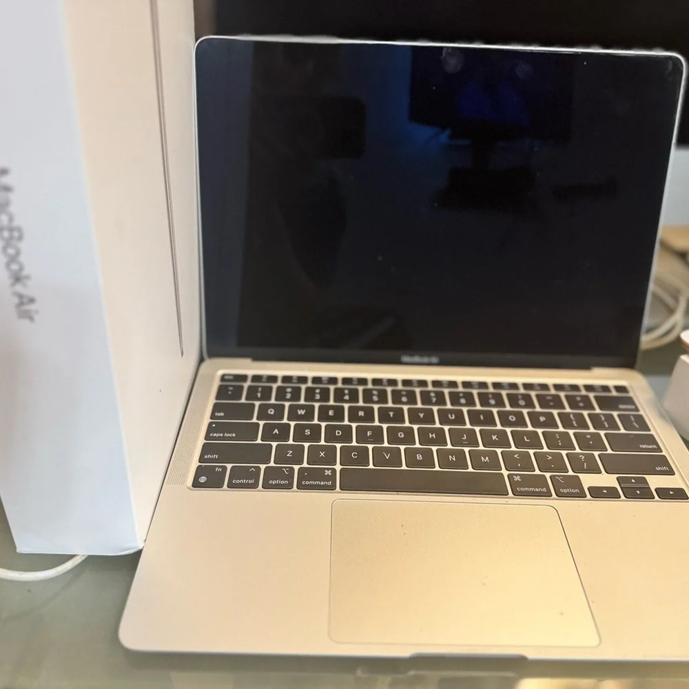 Apple MacBook Air - pristine condition - with box - Picture 2 of 5